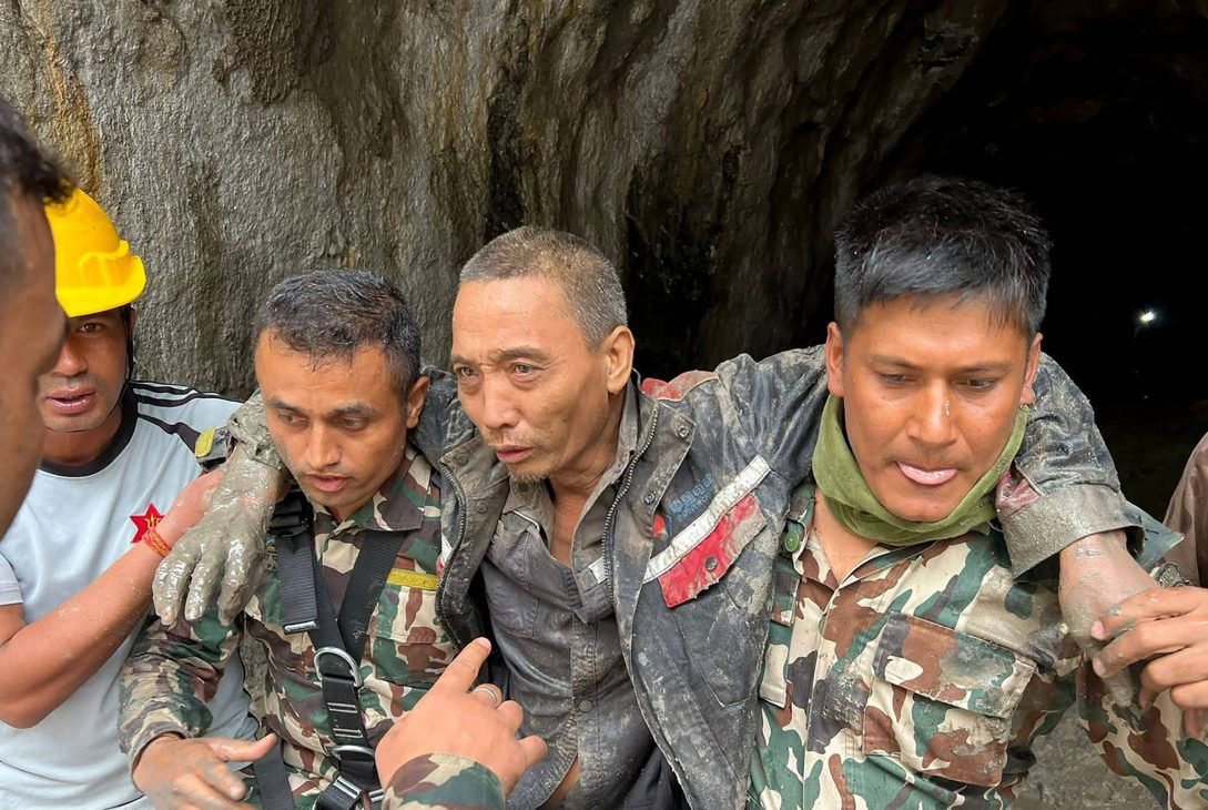 Cidadão chinês é resgatado no Nepal após deslizamento - 05/09/2026 - Mundo
